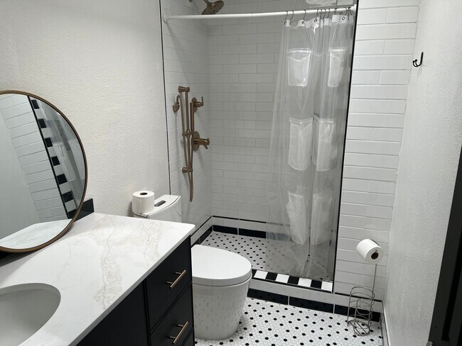 Building Photo - UNSER/LADERA 2 Bedroom  2 Bath  2 car gara...