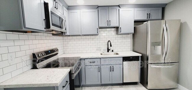 Building Photo - 3216 E Roosevelt Ave