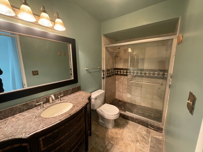 Building Photo - Condo - 2 Bedrooms / 2 Bath - Long Beach