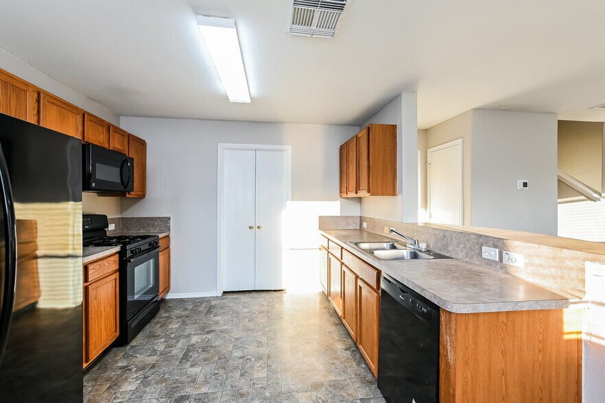 Building Photo - 7727 Painted Desert Dr