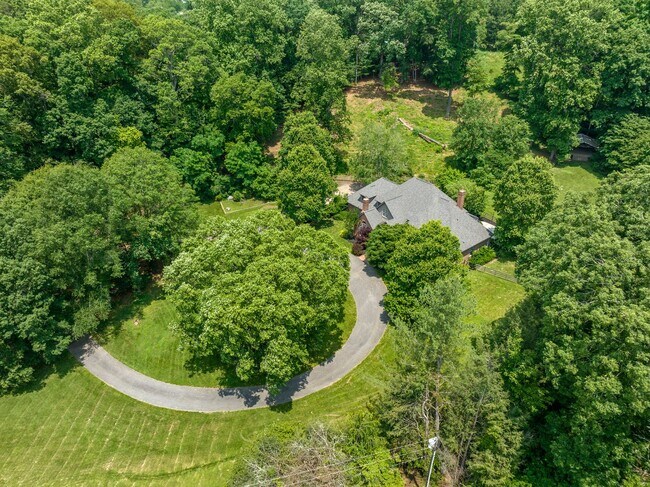 Building Photo - Spacious 6-Bedroom Furnished Home Near Asheville – Privacy, Comfort & Convenience!