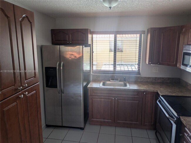 Building Photo - 2740 W 61st St