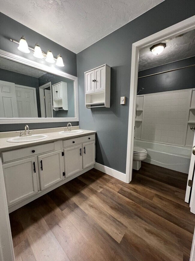 Building Photo - Hendricks Park Place Condo's