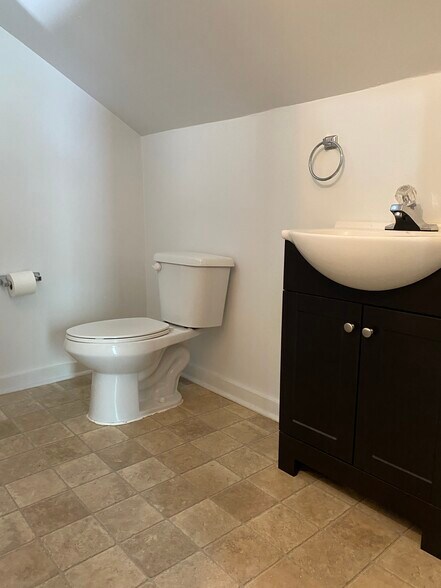 Loft Bathroom - 222 W End Blvd