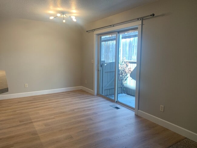 Building Photo - Townhome in Highly desired  Camas -Lacamas...