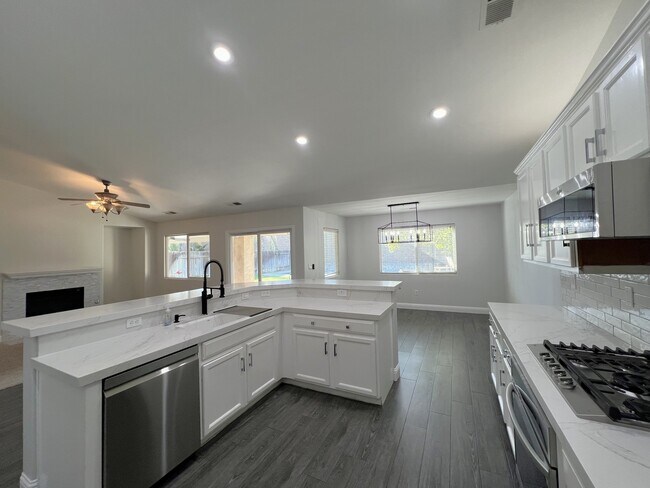 Building Photo - 12115 Fairburn Way