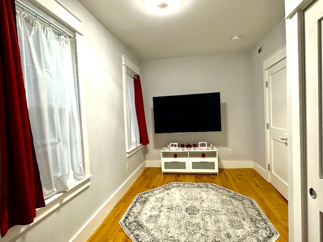 Building Photo - 326 Chelsea St