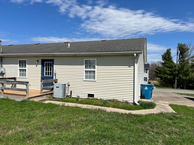 Building Photo - Lynn