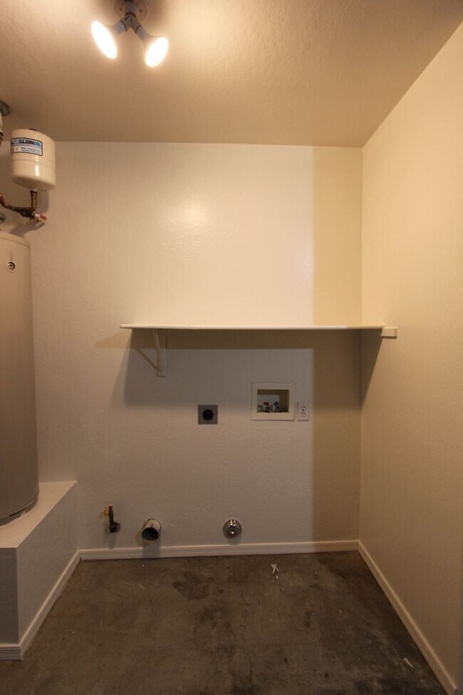 Building Photo - 6200 N Rockland Dr