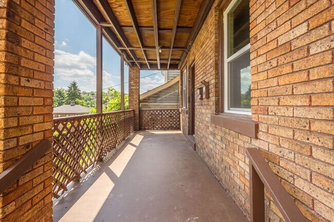 Building Photo - 170 Ormsby Ave