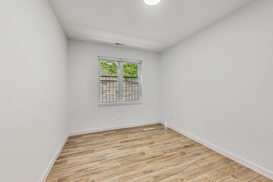 Building Photo - 5126 S Kenwood Ave