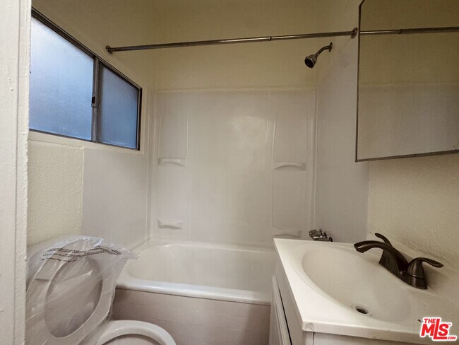 Building Photo - 920 S Hobart Blvd