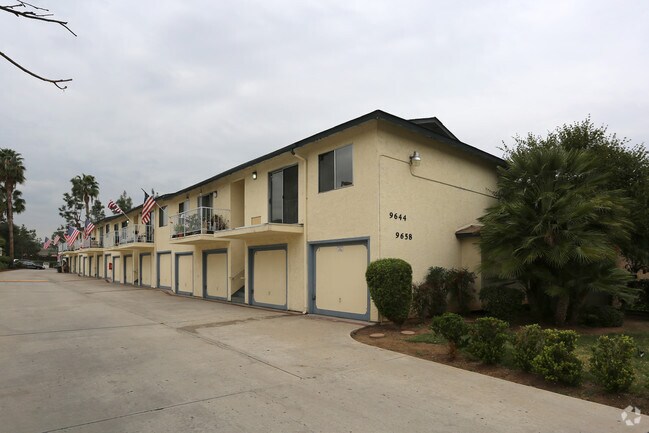 Primary Photo - Lakeridge Apartments