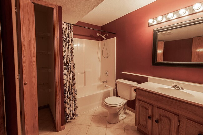 Building Photo - 1302 Look Out Ct