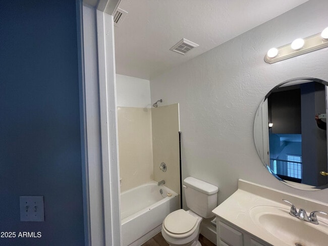 Building Photo - 5222 W Fairview St