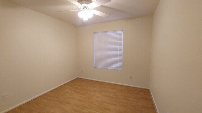 Building Photo - TERRIFIC FOUR BEDROOM PEORIA HOME WITH A POOL!
