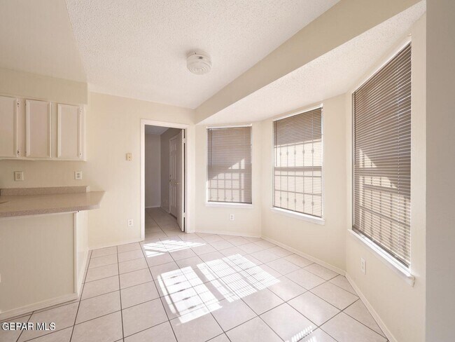 Building Photo - 2918 E Glen Dr
