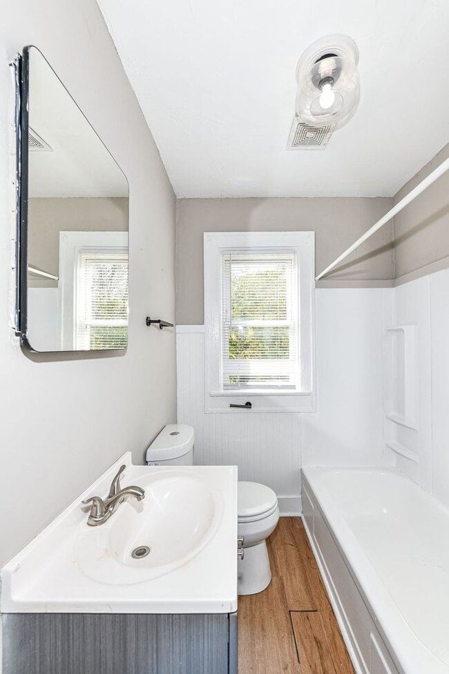 Building Photo - 802 N Denny St