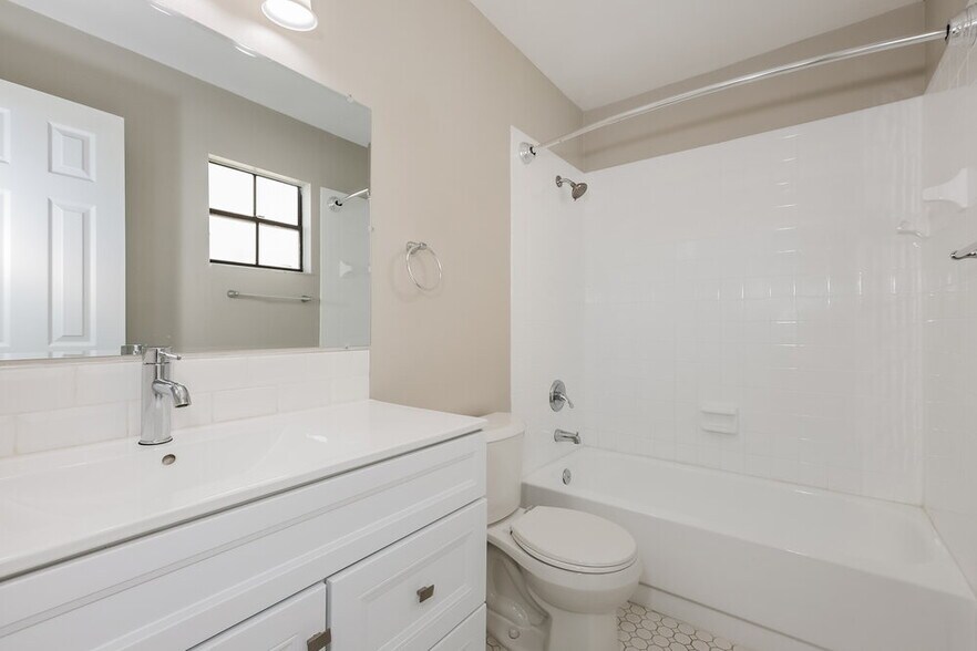 Building Photo - 3938 King Dr