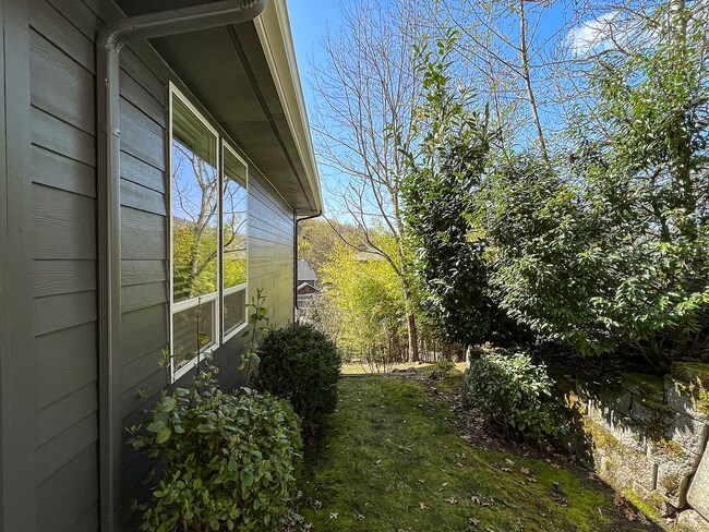 Building Photo - Bright & Beautiful Forest Heights Home with Gourmet Kitchen, Bonus Space & Private Cul-de-Sac Set...