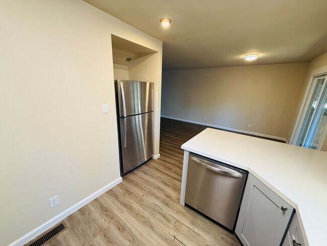 Building Photo - 3 bed 2 bath unit with 1 car garage - Pet Friendly
