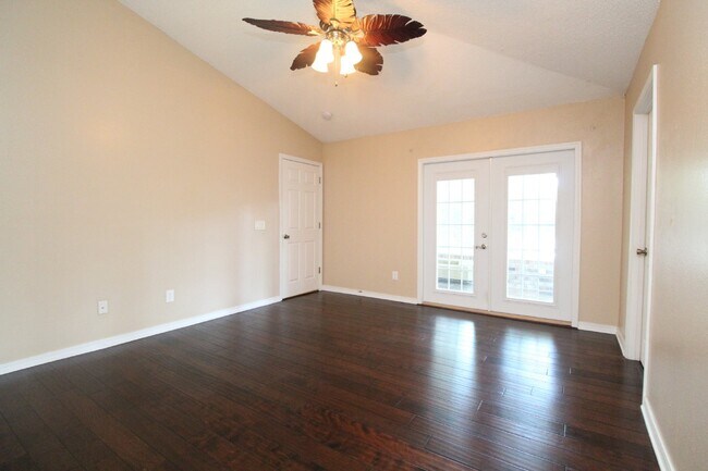 Building Photo - Spacious 3BR with Sunroom & Eat-In Kitchen – Holsberry Estates