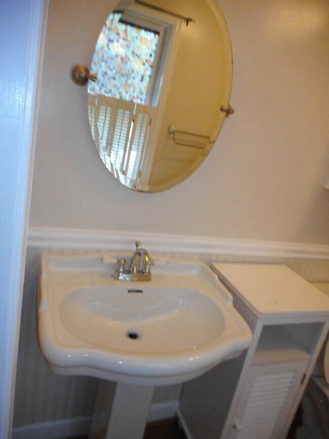 Building Photo - 608 Green St