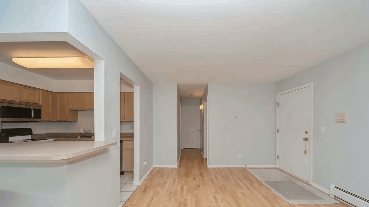 Building Photo - 239 W Court of Shorewood