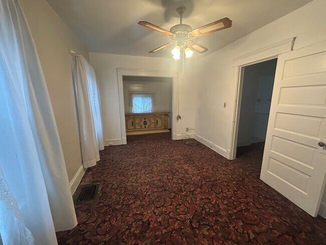 Building Photo - Charming 3-Bedroom Property in Prime Location