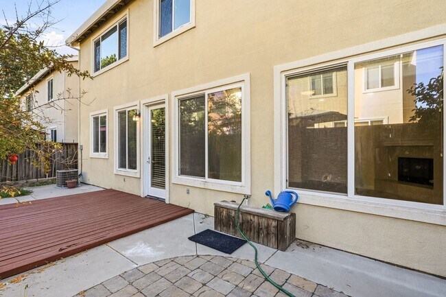 Building Photo - Beautiful single 4 Bed, 2.5 Bath Family Home in Quiet Neighborhood!