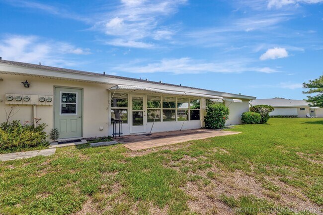 Building Photo - 215 Manatee Ln