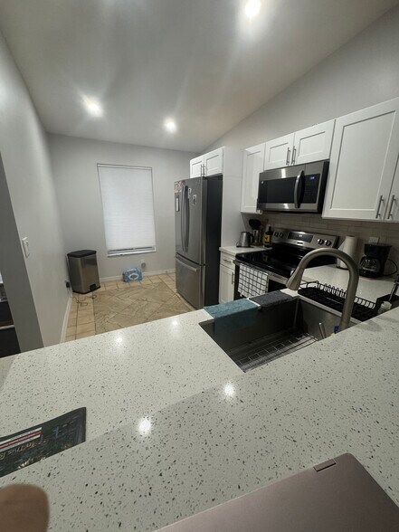 Building Photo - 5482 Lakewood Cir S