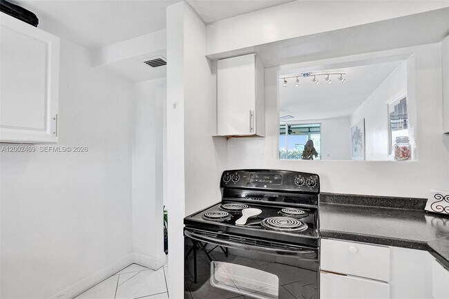 Building Photo - 2999 Point E Dr