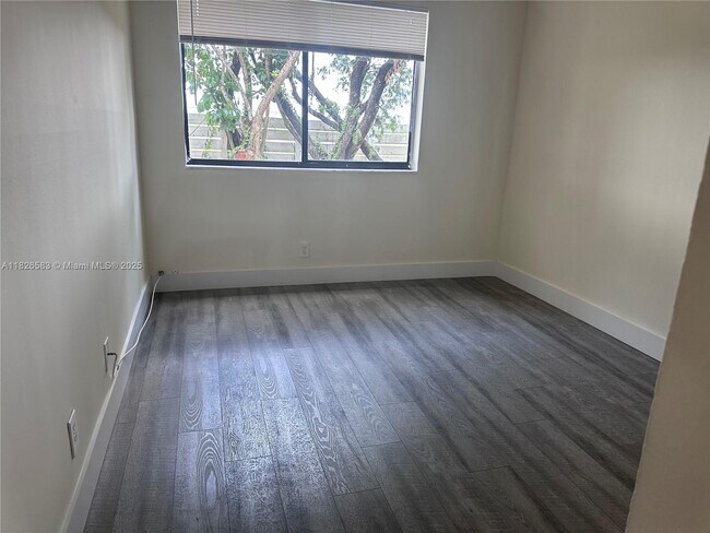 Building Photo - 185 Lakeview Dr