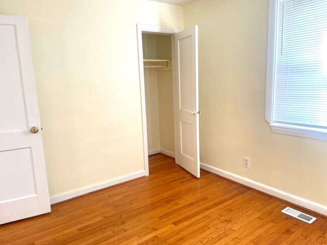 Building Photo - Sunny and Charming Beach Apartment For Rent!