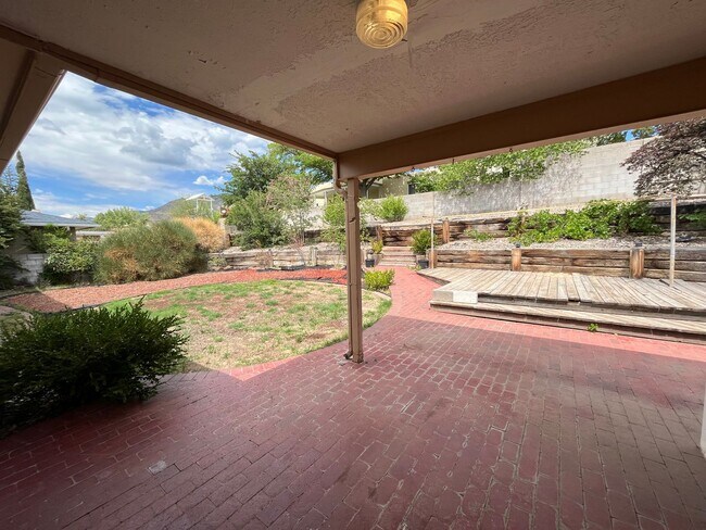 Building Photo - Spacious 3 Bedroom 2 Bathroom Home in the ...