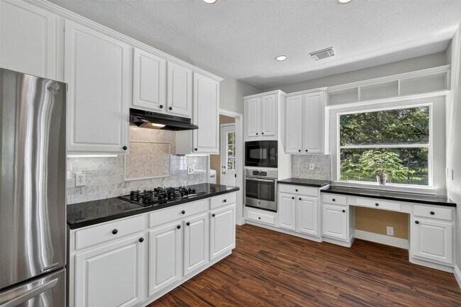 Building Photo - 108 Oak Creek Ln