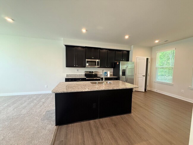 Building Photo - Brand New Townhome in the heart of Charotte