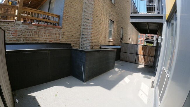 Building Photo - 1554 N Talman Ave