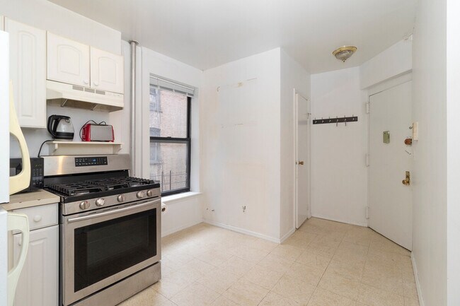 Building Photo - 1676 3rd Ave