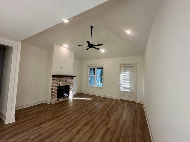 Building Photo - 402 Phillips Ave