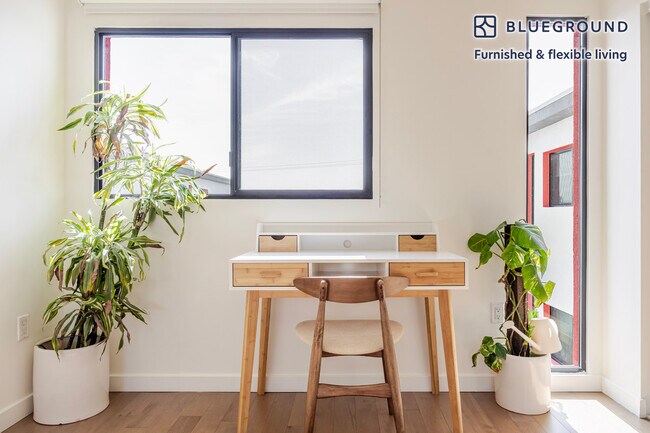 Building Photo - 654 N Virgil Ave