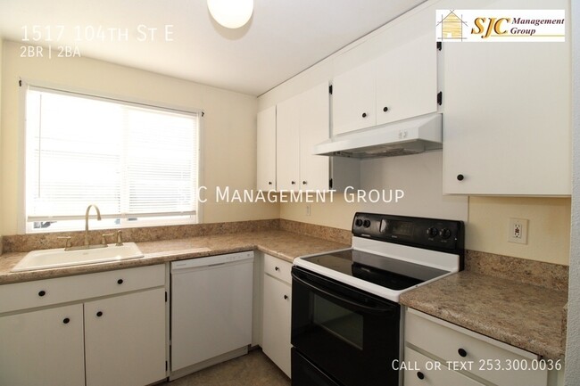 Building Photo - Clean and move in ready townhouse style condo