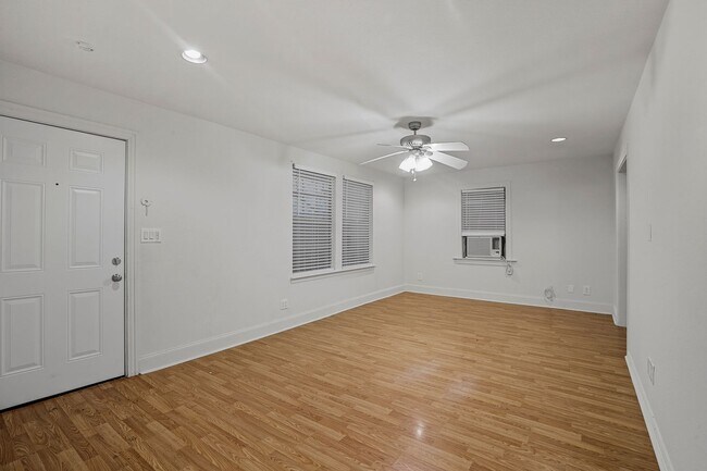 Building Photo - Welcome to your newly updated 2 bedroom, 1 bath home!