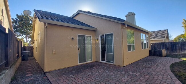 Building Photo - Rocklin  Highland Park  3 bedroom 2 bathroom, Great Room Floor Plan with Tile Flooring,  Fenced Yard