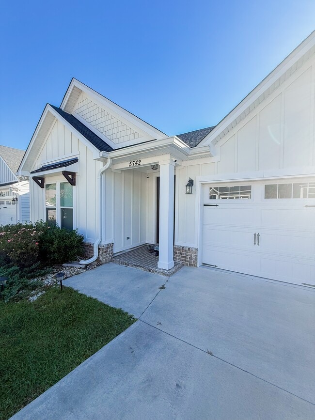 Primary Photo - 5742 Vlg Rdg Ln