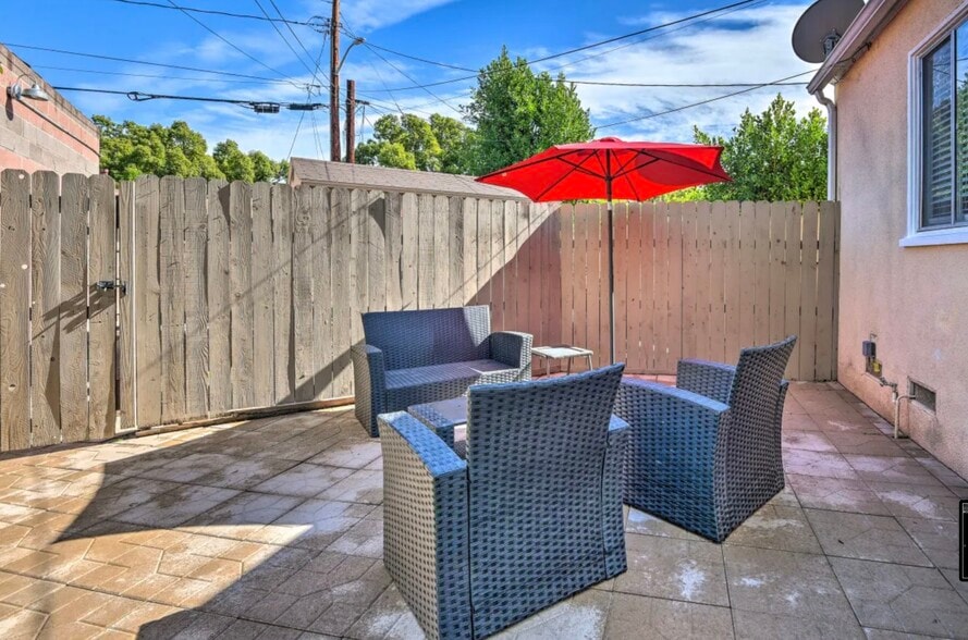 Building Photo - 502 N Rosemary Ln