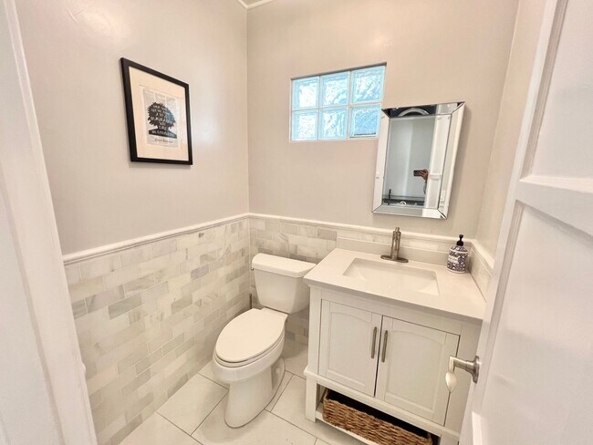 Building Photo - Charming Bixby Knolls Corner Home with Yard, Cabana, & A/C