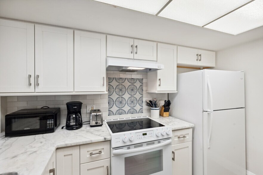 Building Photo - 600 Neapolitan Way