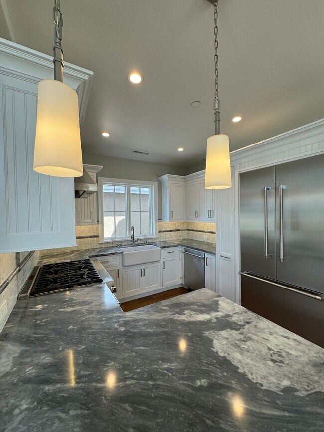 Building Photo - Luxurious Indoor & Outdoor Living